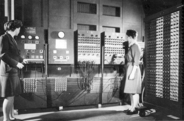 two_women_operating_eniac1